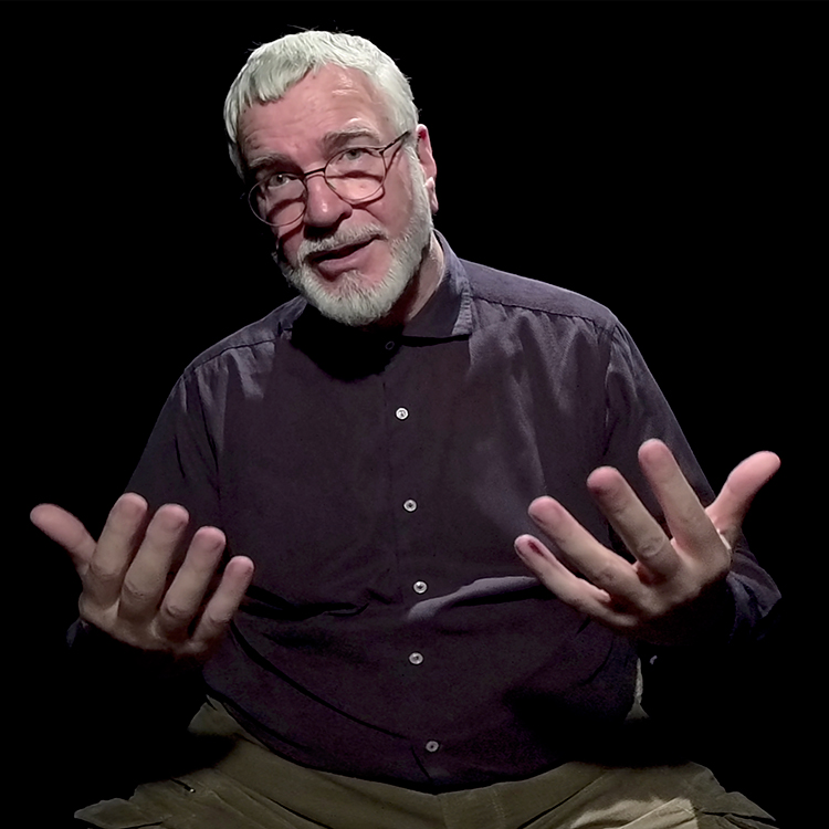 Actor/ director Wieland Speck photographed against black background of immersive talk show Bulletin Berlin.